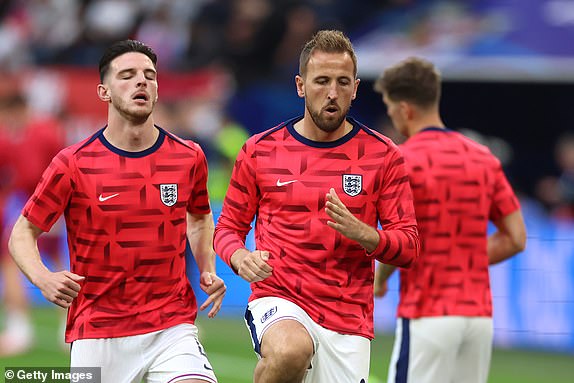 GELSENKIRCHEN, GERMANY - JUNE 16: Harry Kane of England warms up prior to the UEFA EURO 2024 group stage match between Serbia and England at Arena AufSchalke on June 16, 2024 in Gelsenkirchen, Germany.   (Photo by Richard Pelham/Getty Images)