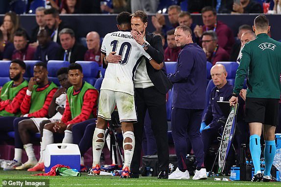 GELSENKIRCHEN, GERMANY - JUNE 16: Jude Bellingham of England with Gareth Southgate manager / head coach of England as he is substituted during the UEFA EURO 2024 group stage match between Serbia and England at Arena AufSchalke on June 16, 2024 in Gelsenkirchen, Germany. (Photo by Robbie Jay Barratt - AMA/Getty Images)