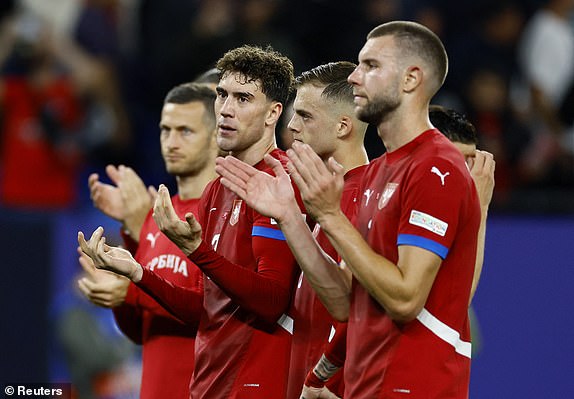 Soccer Football - Euro 2024 - Group C - Serbia v England - Arena AufSchalke, Gelsenkirchen, Germany - June 16, 2024 Serbia's Dusan Vlahovic and teammates applaud fans after the match REUTERS/Wolfgang Rattay