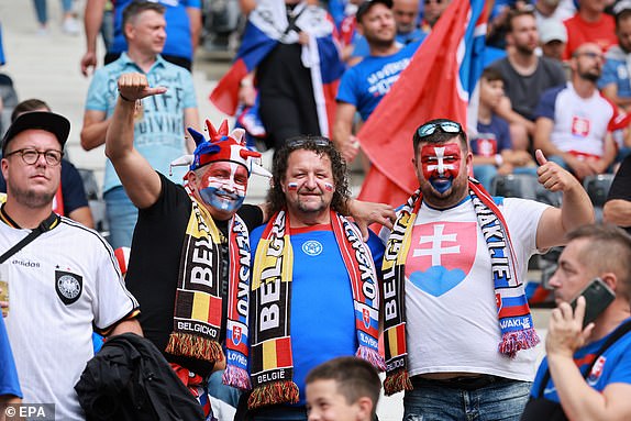 epa11418028 Slovakia supporters pose for a photo ahead of the UEFA EURO 2024 group E match between Belgium and Slovakia, in Frankfurt Main, Germany, 17 June 2024.  EPA/CLEMENS BILAN