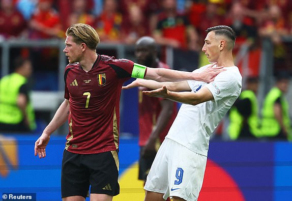 Soccer Football - Euro 2024 - Group E - Belgium v Slovakia - Frankfurt Arena, Frankfurt, Germany - June 17, 2024 Belgium's Kevin De Bruyne and Slovakia's Robert Bozenik react REUTERS/Kai Pfaffenbach