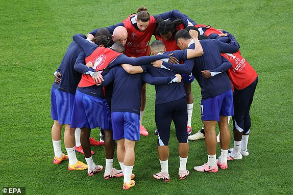 epa11418647 Players of France huddle as they warm up ahead of the UEFA EURO 2024 group D soccer match between Austria and France, in Dusseldorf, Germany, 17 June 2024.  EPA/GEORGI LICOVSKI