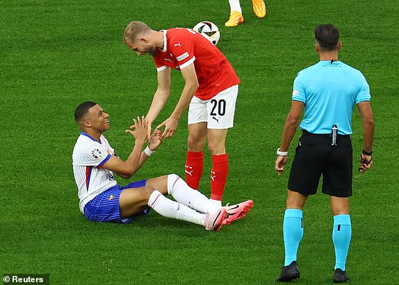 Soccer Football - Euro 2024 - Group D - Austria v France - Dusseldorf Arena, Dusseldorf, Germany - June 17, 2024 France's Kylian Mbappe shakes hands with Austria's Konrad Laimer during the match REUTERS/Bernadett Szabo