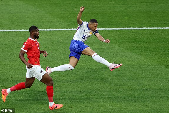 epa11418698 Kylian Mbappe of France in action during the UEFA EURO 2024 group D soccer match between Austria and France, in Dusseldorf, Germany, 17 June 2024.  EPA/GEORGI LICOVSKI