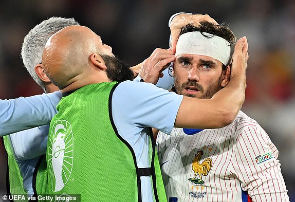 DUSSELDORF, GERMANY - JUNE 17: Antoine Griezmann of France receives medical treatment, as a bandage is applied to his head, during the UEFA EURO 2024 group stage match between Austria and France at DÃ¼sseldorf Arena on June 17, 2024 in Dusseldorf, Germany. (Photo by Michael Regan - UEFA/UEFA via Getty Images)