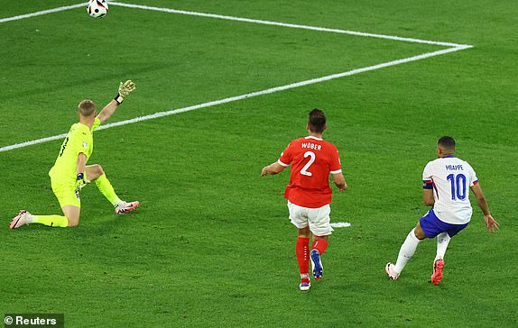 Soccer Football - Euro 2024 - Group D - Austria v France - Dusseldorf Arena, Dusseldorf, Germany - June 17, 2024 France's Kylian Mbappe misses a chance to score REUTERS/Bernadett Szabo