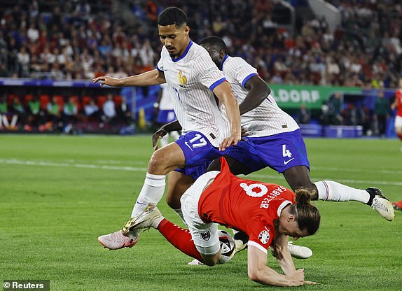 Soccer Football - Euro 2024 - Group D - Austria v France - Dusseldorf Arena, Dusseldorf, Germany - June 17, 2024 France's William Saliba in action with Austria's Marcel Sabitzer REUTERS/Wolfgang Rattay