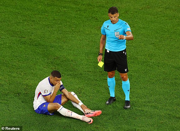 Soccer Football - Euro 2024 - Group D - Austria v France - Dusseldorf Arena, Dusseldorf, Germany - June 17, 2024 France's Kylian Mbappe reacts after sustaining an injury as Austria's Patrick Pentz looks on REUTERS/Bernadett Szabo