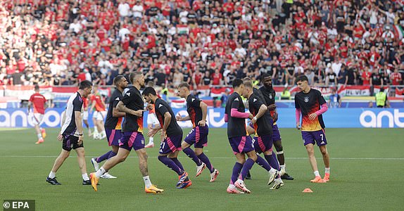 epa11422995 Germany players warm up ahead of the UEFA EURO 2024 Group A soccer match between Germany and Hungary, in Stuttgart, Germany, 19 June 2024.  EPA/RONALD WITTEK