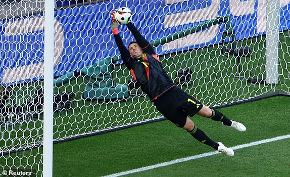 Soccer Football - Euro 2024 - Group A - Germany v Hungary - Stuttgart Arena, Stuttgart, Germany - June 19, 2024 Germany's Manuel Neuer makes a save REUTERS/Leonhard Simon