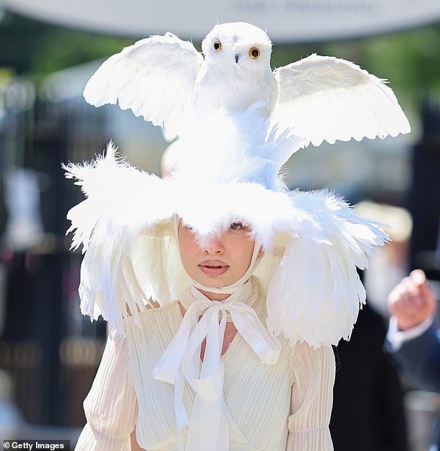 An owl-themed outfit had fellow race-goers all a-twitter