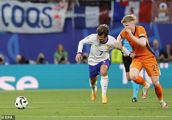 epa11429247 Antoine Griezmann of France (L) and Jerdy Schouten of the Netherlands (R) in action during the UEFA EURO 2024 Group D soccer match between Netherlands and France, in Leipzig, Germany, 21 June 2024.  EPA/RONALD WITTEK