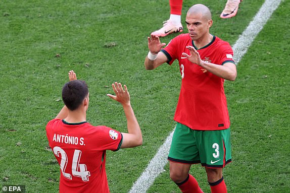 epa11431014 Pepe of Portugal (R) shakes hands with his teammate Antonio Silva as he leaves the pitch during the UEFA EURO 2024 group F soccer match between Turkey and Portugal, in Dortmund, Germany, 22 June 2024.  EPA/CHRISTOPHER NEUNDORF