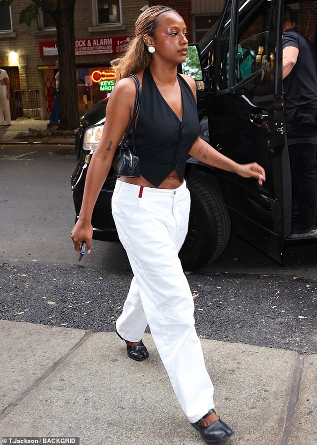 For their latest outing, Justin and Hailey were accompanied by her best friend, the singer Justine Skye, who was snappily attired in a black vest-blouse and sleek white jeans