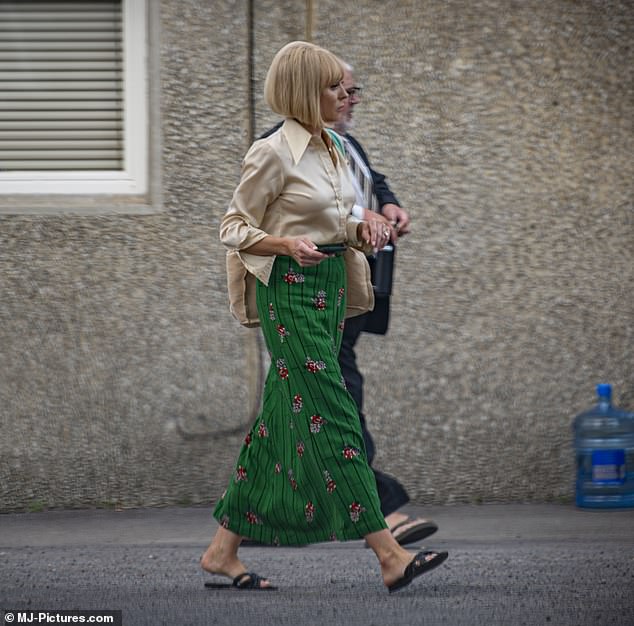 Helen showed Trixie's chic sense of style as a snazzy new fashion decade dawns, dressed in an ivory satin shirt and a green printed skirt