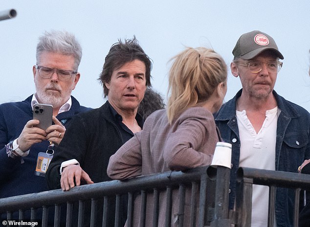 The trio chatted intently before the show kicked off