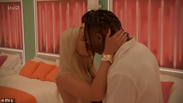 Grace then took Moziah into the bedroom to compare the two and after their streamy smooch, she gave him a '10 out of 10'