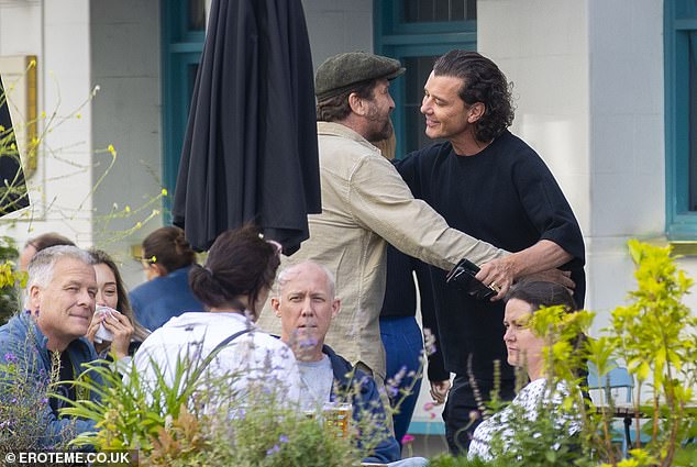 As they arrived, Gerard got a warm welcome before heading outside to enjoy a drink with Penny