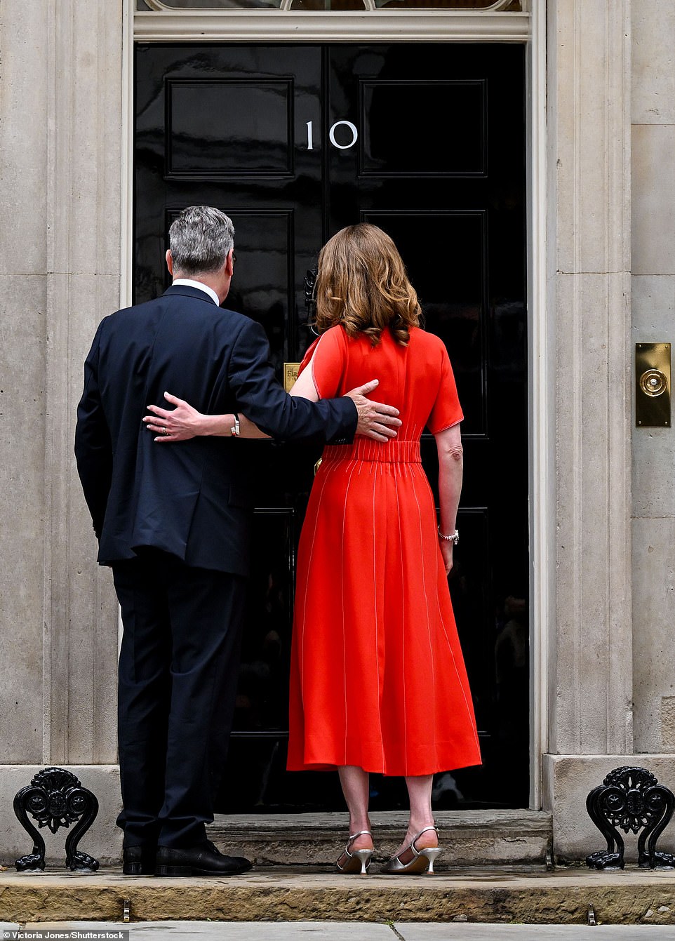 Sir Keir and wife Victoria walked into their new home after he delivered his first speech as PM this afternoon