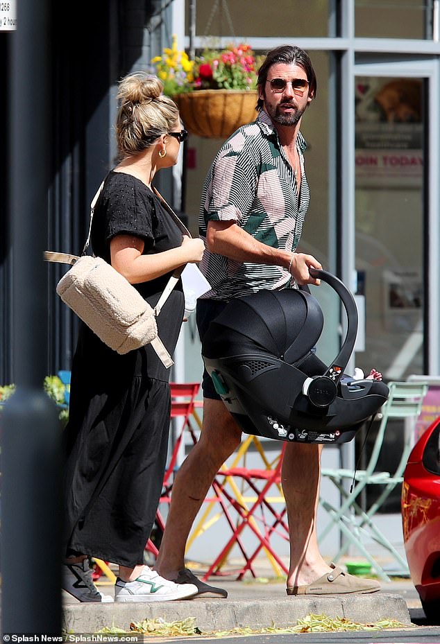 The TV personality lovingly cradled the tot, who she welcomed last month, as she made the most of the weather and dined alfresco