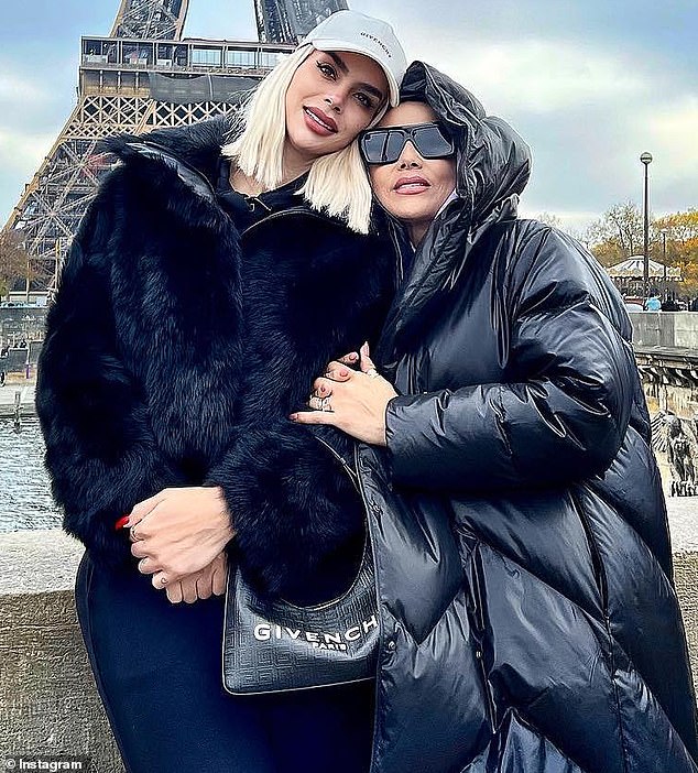 Martha Salcedo with her mother María Hernández while vacationing in Paris