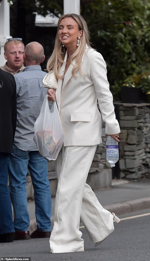 Meanwhile, her sister Zoe looked gorgeous as she wore a cream suit over a white lace bralette