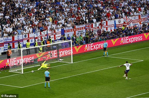 Soccer Football - Euro 2024 - Quarter Final - England v Switzerland - Dusseldorf Arena, Dusseldorf, Germany - July 6, 2024 England's Ivan Toney scores a penalty during the shoot-out REUTERS/Piroschka Van De Wouw