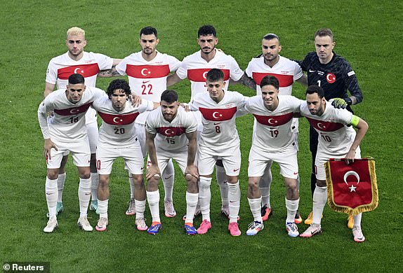 Soccer Football - Euro 2024 - Quarter Final - Netherlands v Turkey - Berlin Olympiastadion, Berlin, Germany - July 6, 2024 Turkey players pose for a team group photo before the match REUTERS/Fabian Bimmer