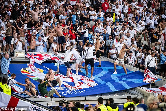 DUSSELDORF, GERMANY - JULY 06: Fans of England celebrates victory after the UEFA EURO 2024 quarter-final match between England and Switzerland at DÃ¼sseldorf Arena on July 06, 2024 in Dusseldorf, Germany. (Photo by Marvin Ibo Guengoer - GES Sportfoto/Getty Images)