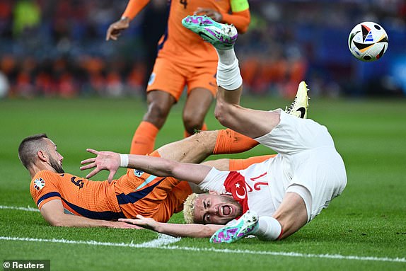 Soccer Football - Euro 2024 - Quarter Final - Netherlands v Turkey - Berlin Olympiastadion, Berlin, Germany - July 6, 2024 Turkey's Baris Alper Yilmaz in action with Netherlands' Stefan de Vrij REUTERS/Annegret Hilse