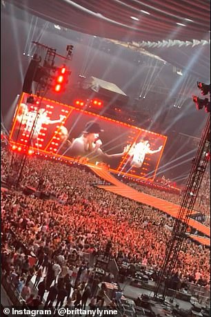 The mother of two also took a snapshot of Swift performing at the Johan Cruyff Arena