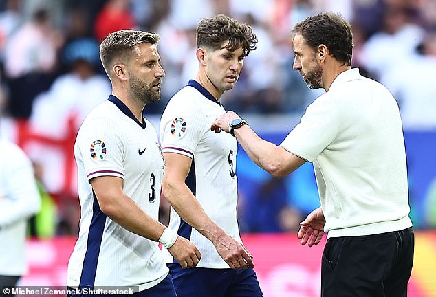 Shaw doesn't understand Southgate's critics and stated that the England squad 'love him'