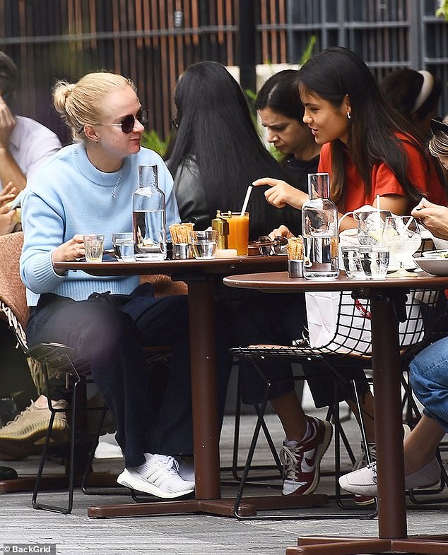 The tennis star and her pal looked in good spirits as they caught up while dining al fresco