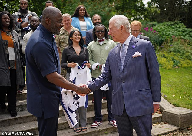 Idris also donned a dapper all-blue ensemble and posed with a Bukayo Saka shirt following the event