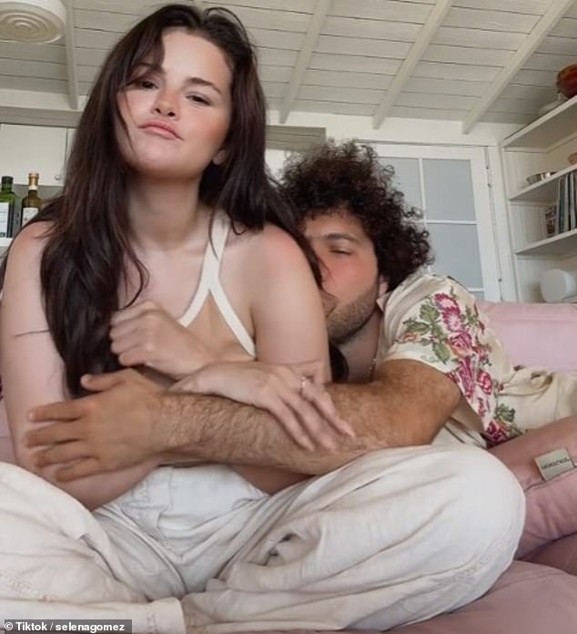 When they were asked who is the 'big spoon' in bed, Benny wrapped his arms lovingly around Selena from behind, indicating the position belonged to him