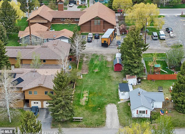 Having access to both a street and an alley, a deep-pocketed owner could construct a three-storey building with an apartment on each floor and parking at the back