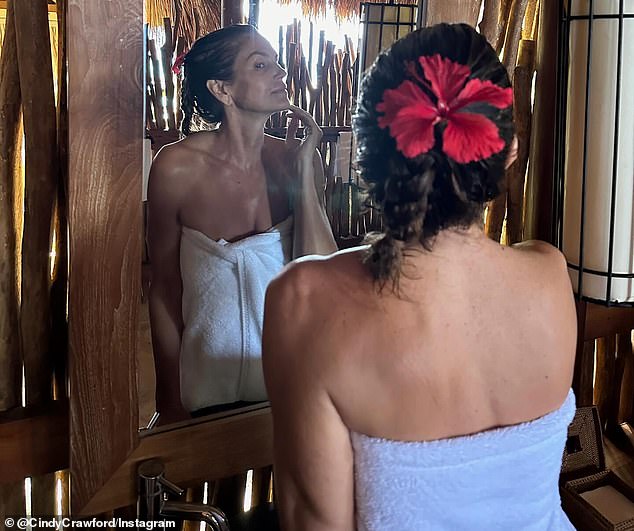 Cindy Crawford took to Instagram to share a sexy mirror selfie on Saturday