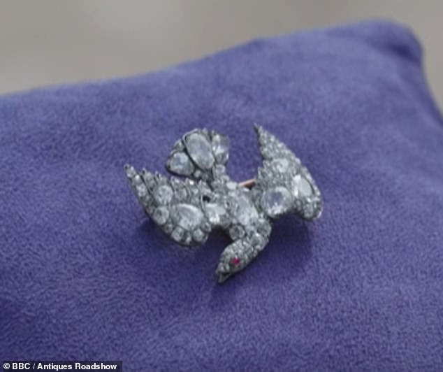 Expert Geoffrey Munn met with the guest, who revealed a 'ravishing' and rare brooch that dates back to sometime between the 1820s and 1840s