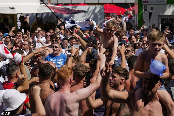 England's fans chant slogans at Breitscheidplatz before the start of the final match between Spain and England at the Euro 2024 soccer tournament in Berlin, Germany, Sunday, July 14, 2024. (AP Photo/Ariel Schalit)