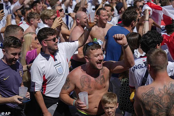 England's fans chant slogans and drink beers at Breitscheidplatz before the start of the final match between Spain and England at the Euro 2024 soccer tournament in Berlin, Germany, Sunday, July 14, 2024. (AP Photo/Ariel Schalit)