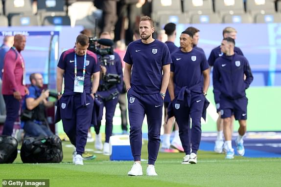 BERLIN, GERMANY - JULY 14: Harry Kane of England looks on as he inspects the pitch with teammates prior to the UEFA EURO 2024 final match between Spain and England at Olympiastadion on July 14, 2024 in Berlin, Germany. (Photo by Richard Pelham/Getty Images)