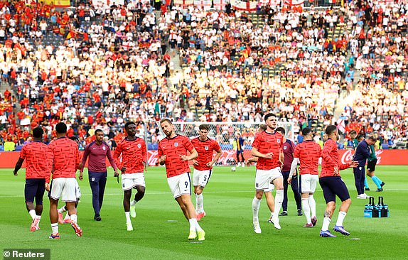 Soccer Football - Euro 2024 - Final - Spain v England - Berlin Olympiastadion, Berlin, Germany - July 14, 2024 England's Declan Rice, Bukayo Saka and Harry Kane during the warm up before the match REUTERS/Lisi Niesner