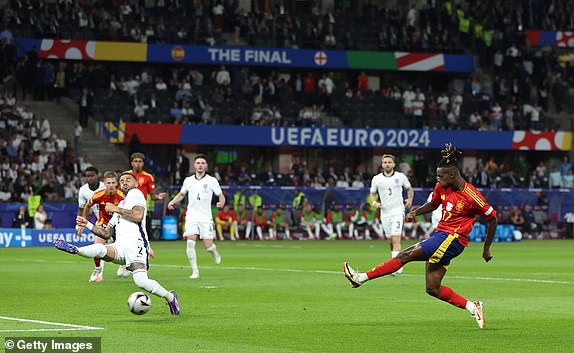 BERLIN, GERMANY - JULY 14: Nico Williams of Spain scores his team's first goal whilst under pressure from Kyle Walker of England during the UEFA EURO 2024 final match between Spain and England at Olympiastadion on July 14, 2024 in Berlin, Germany. (Photo by Richard Pelham/Getty Images)