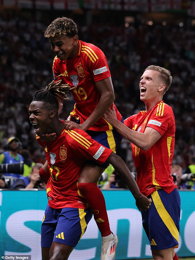 Williams celebrates with Dani Olmo and Lamine Yamal after scoring the opening goal