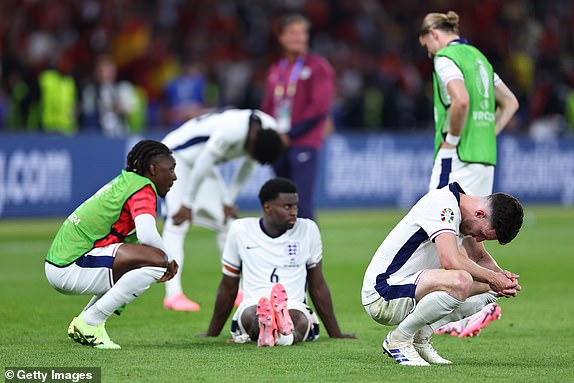 BERLIN, GERMANY - JULY 14: Dejected players of England during the UEFA EURO 2024 final match between Spain and England at Olympiastadion on July 14, 2024 in Berlin, Germany. (Photo by Robbie Jay Barratt - AMA/Getty Images)