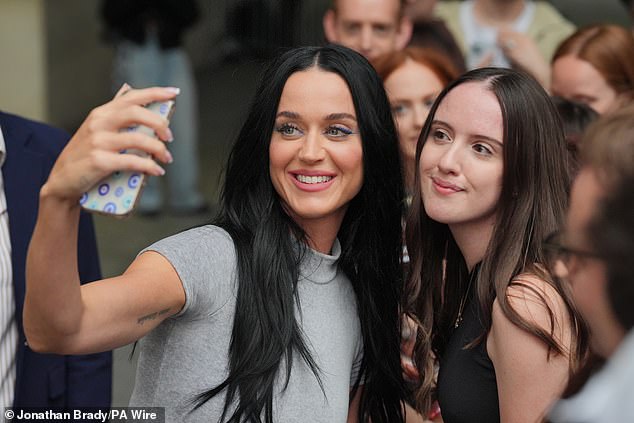 The songstress posed for selfies with the crowd