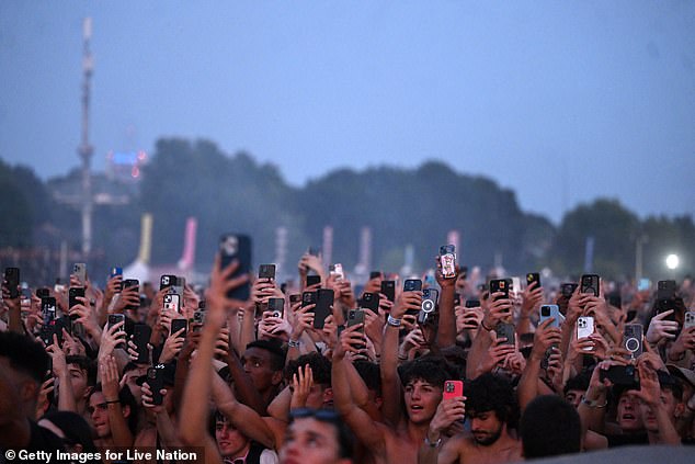 However, social media posts from the Milan area saw people report feeling tremors on the same night of the concert -, but no quakes were recorded at Italy ’s National Institute of Geophysics and Volcanology, according to the Italian news site Il Messaggero