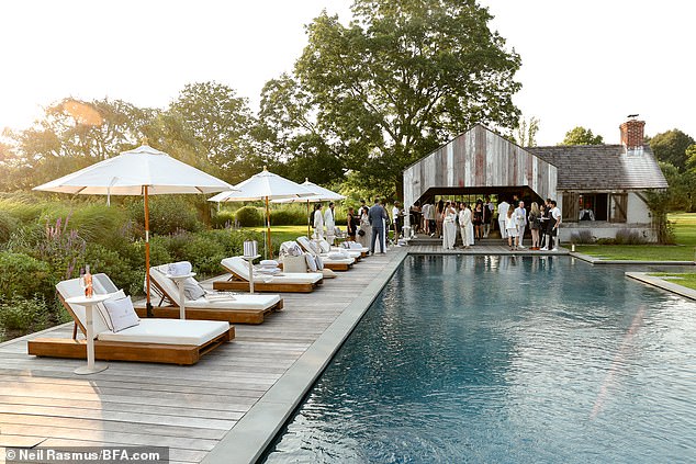 The beautiful evening started with cocktails by the pool