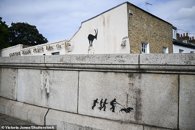 A new Banksy mural has appeared by Kew Bridge in London