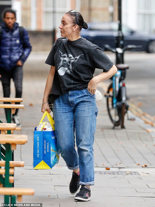 Amanda teamed the T-shirt with jeans and black trainers